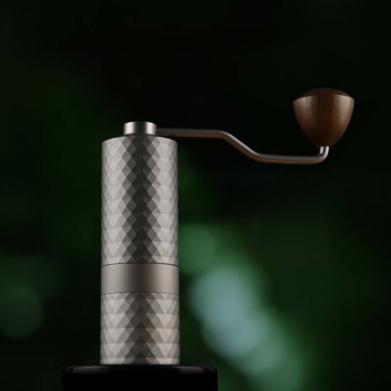 مطحنة قهوة يدوية محمولة من هاف - مراجعة Burr Hand Grinder وسعره